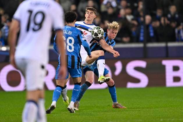 Club Brugge v Atalanta - UEFA Champions League BRUGGE, BELGIUM - FEBRUARY 12 : Seys Joaquim defender of Club Brugge and De Ketelaere Charles forward of Atalanta in action during the UEFA Champions League 2024 25 knockout phase play-off match first round between Club Brugge and Atalanta on February 12, 2025 in Brugge, Belgium, 12 02 2025 Brugge Belgium  Copyright: xDhax