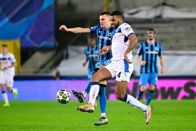Club Brugge v Atalanta - UEFA Champions League BRUGGE, BELGIUM - FEBRUARY 12 : Jutgla Ferran forward of Club Brugge and Hien Isak defender of Atalanta in action during the UEFA Champions League 2024 25 knockout phase play-off match first round between Club Brugge and Atalanta on February 12, 2025 in Brugge, Belgium, 12 02 2025 Brugge Belgium  Copyright: xPeterxDexVoechtx