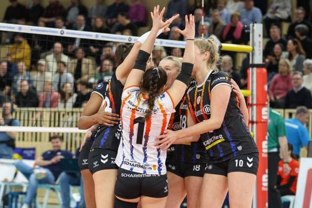Wiesbaden, Germany February 12, 2025 1 VBL Women 2024 2025 VC Wiesbaden vs Allianz MTV Stuttgart In the picture the players from Allianz MTV Stuttgart, hall at Platz der deutschen Ein Berlin Copyright: xFotostandx xUlrichxScherbaumx