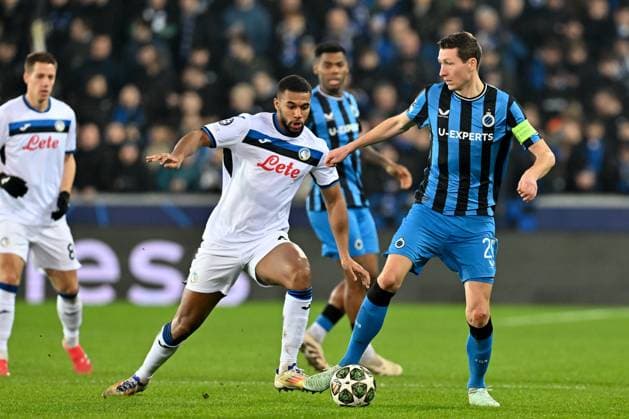 250212 Champions League Knock Out Club Brugge vs Atalanta Isak Hien (4) of Atalanta defending on Hans Vanaken (20) of Club Brugge during a soccer game between Belgian Club Brugge KV and Italian Atalanta Bergamo in the UEFA Champions League Knockout phase play-offs leg 1 of the 2024-25 season, on Wednesday 12 February 2025 in Brugge , Belgium . photo Isosport David Catry Brugge Belgium  Copyright: xDavidxCatryx 20250212DC2_0821