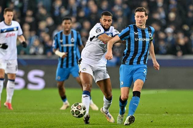 250212 Champions League Knock Out Club Brugge vs Atalanta Isak Hien (4) of Atalanta defending on Hans Vanaken (20) of Club Brugge during a soccer game between Belgian Club Brugge KV and Italian Atalanta Bergamo in the UEFA Champions League Knockout phase play-offs leg 1 of the 2024-25 season, on Wednesday 12 February 2025 in Brugge , Belgium . photo Isosport David Catry Brugge Belgium  Copyright: xDavidxCatryx 20250212DC2_0835