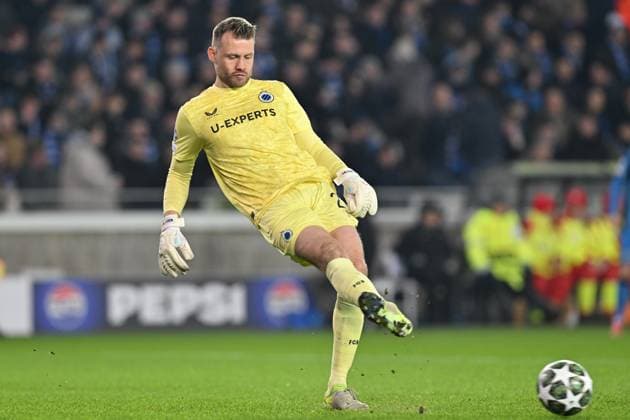 250212 Champions League Knock Out Club Brugge vs Atalanta goalkeeper Simon Mignolet (22) of Club Brugge pictured during a soccer game between Belgian Club Brugge KV and Italian Atalanta Bergamo in the UEFA Champions League Knockout phase play-offs leg 1 of the 2024-25 season, on Wednesday 12 February 2025 in Brugge , Belgium . photo Isosport David Catry Brugge Belgium  Copyright: xDavidxCatryx 20250212DC2_0916