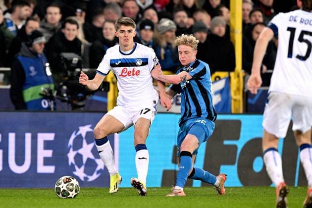 BRUGGE - (l-r) Charles de Ketelaere of Atalanta BC, Joaquin Seys of Club Brugge KV during the UEFA Champions League playoff match between Club Brugge and Atalanta BC at Jan Breydel Stadium on Feb. 12, 2025 in Bruges, Belgium. ANP Hollandse Hoogte UEFA Champions League 2024 25 League Knockout Play-off First Leg 2024 25 xVIxANPxSportx xGerritxvanxKeulenxIVx 519813772 originalFilename: 519813772.jpg