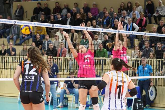 Wiesbaden, Germany February 12, 2025 1 VBL Women 2024 2025 VC Wiesbaden vs Allianz MTV Stuttgart In the picture Lucia Varela Gomez Allianz MTV Stuttgart, 12 , Jonna Wasserfaller VC Wiesbaden, 14 , Roosa Koskelo Allianz MTV Stuttgart, 1 , Halle am Platz der deutschen Ein Berlin Copyright: xFotostandx xUlrichxScherbaumx