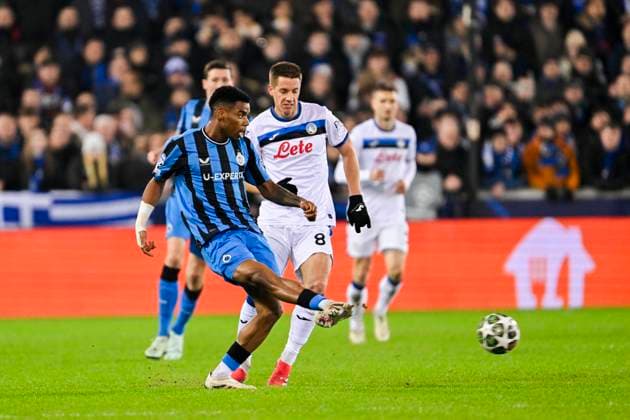 Club Brugge v Atalanta - UEFA Champions League BRUGGE, BELGIUM - FEBRUARY 12 : Pasalic Mario midfielder of Atalanta, Onyedika Raphael midfielder of Club Brugge in action during the UEFA Champions League 2024 25 knockout phase play-off match first round between Club Brugge and Atalanta on February 12, 2025 in Brugge, Belgium, 12 02 2025 Brugge Belgium  Copyright: xDhax
