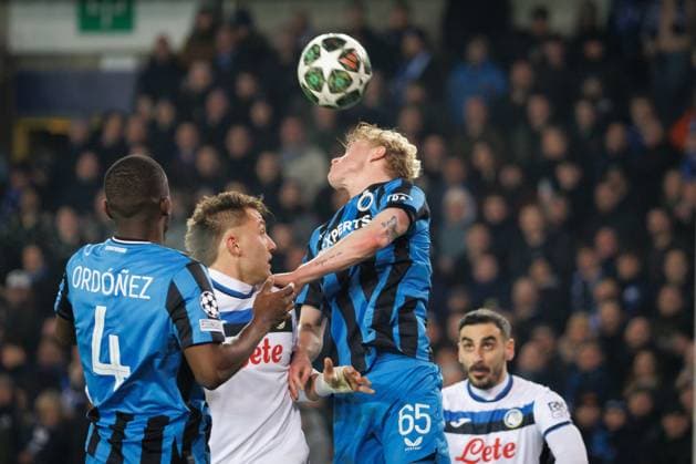 Atalanta s Mateo Retegui and Club s Joaquin Seys fight for the ball during a soccer game between Belgian soccer team Club Brugge KV and Italian club Atalanta Bergamo, on Wednesday 12 February 2025 in Brugge, in the first leg of the Knockout phase play-offs of the UEFA Champions League competition. KURTxDESPLENTER  x112324996x