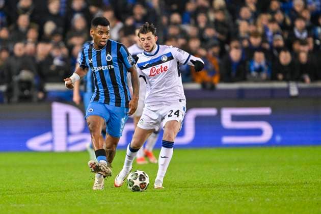 Club Brugge v Atalanta - UEFA Champions League BRUGGE, BELGIUM - FEBRUARY 12 : Onyedika Raphael midfielder of Club Brugge and Samardzic Lazar midfielder of Atalanta in action during the UEFA Champions League 2024 25 knockout phase play-off match first round between Club Brugge and Atalanta on February 12, 2025 in Brugge, Belgium, 12 02 2025 Brugge Belgium  Copyright: xDhax