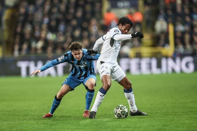 Club s Maxim De Cuyper and Atalanta s Juan Cuadrado fight for the ball during a soccer game between Belgian soccer team Club Brugge KV and Italian club Atalanta Bergamo, on Wednesday 12 February 2025 in Brugge, in the first leg of the Knockout phase play-offs of the UEFA Champions League competition. BRUNOxFAHY  x112325296x