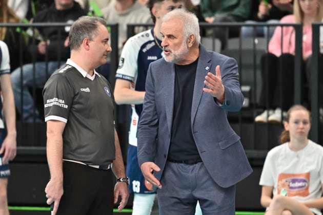 GER CEV Champions League, SVG Lueneburg vs Berlin Recycling Volleys 12 02 2025, LKH Arena, Lueneburg, GER CEV Champions League, SVG Lueneburg vs Berlin Recycling Volleys in the picture todays coach Bernd Schlesinger Lueneburg discusses with the linesman nordphotoxGmbH xWitke nph00002