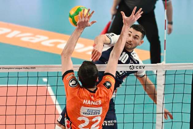 GER CEV Champions League, SVG Lueneburg vs Berlin Recycling Volleys 12 02 2025, LKH Arena, Lueneburg, GER CEV Champions League, SVG Lueneburg vs Berlin Recycling Volleys in the picture Lorenz Karlitzek Lueneburg 10 tries to assert himself against Jake Hanes Berlin 22 nordphotoxGmbH xWitke nph00002