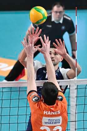 GER CEV Champions League, SVG Lueneburg vs Berlin Recycling Volleys 12 02 2025, LKH Arena, Lueneburg, GER CEV Champions League, SVG Lueneburg vs Berlin Recycling Volleys in the picture Lorenz Karlitzek Lueneburg 10 tries to assert himself against Jake Hanes Berlin 22 nordphotoxGmbH xWitke nph00002