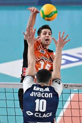 GER CEV Champions League, SVG Lueneburg vs Berlin Recycling Volleys 12 02 2025, LKH Arena, Lueneburg, GER CEV Champions League, SVG Lueneburg vs Berlin Recycling Volleys in the picture Lorenz Karlitzek Lueneburg 10 tries to assert himself against Moritz Reichert Berlin 15 nordphotoxGmbH xWitke nph00002