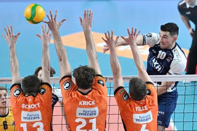 GER CEV Champions League, SVG Lueneburg vs Berlin Recycling Volleys 12 02 2025, LKH Arena, Lueneburg, GER CEV Champions League, SVG Lueneburg vs Berlin Recycling Volleys in the picture Lorenz Karlitzek Lueneburg 10 tries to assert himself against Ruben Schott Berlin 13 , Tobias Krick Berlin 21 and Johannes Tille Berlin 06 nordphotoxGmbH xWitke nph00002