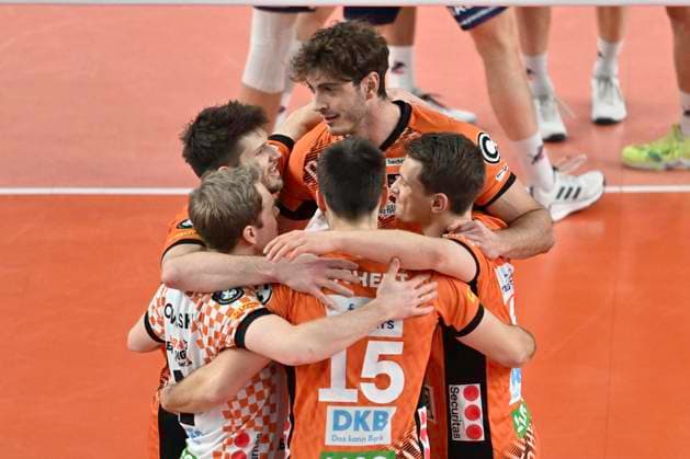 GER CEV Champions League, SVG Lueneburg vs Berlin Recycling Volleys 12 02 2025, LKH Arena, Lueneburg, GER CEV Champions League, SVG Lueneburg vs Berlin Recycling Volleys in the picture the Berlin team cheers nordphotoxGmbH xWitke nph00002