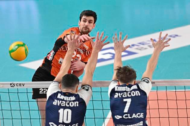 GER CEV Champions League, SVG Lueneburg vs Berlin Recycling Volleys 12 02 2025, LKH Arena, Lueneburg, GER CEV Champions League, SVG Lueneburg vs Berlin Recycling Volleys in the picture Lorenz Karlitzek Lueneburg 10 and Joscha Kunstmann Lueneburg 07 try to assert themselves against Jake Hanes Berlin 22 nordphotoxGmbH xWitke nph00002