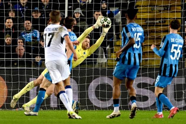 BRUGGE - Club Brugge KV goalkeeper Simon Mignolet during the UEFA Champions League playoff match between Club Brugge and Atalanta BC at the Jan Breydel Stadium on Feb. 12, 2025 in Bruges, Belgium. ANP Hollandse Hoogte UEFA Champions League 2024 25 League Knockout Play-off First Leg 2024 25 xVIxANPxSportx xGerritxvanxKeulenxIVx 519815661 originalFilename: 519815661.jpg