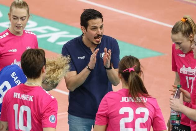 Wiesbaden, Germany February 12, 2025 1 VBL Women 2024 2025 VC Wiesbaden vs Allianz MTV Stuttgart In the picture Tigin Yaglioglu coach VC Wiesbaden , the players of VC Wiesbaden, hall at Platz der deutschen Ein Berlin Copyright: xFotostandx xUlrichxScherbaumx