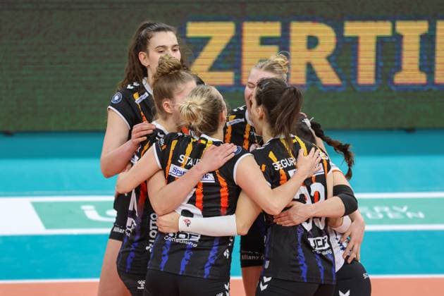 Wiesbaden, Germany February 12, 2025 1 VBL Women 2024 2025 VC Wiesbaden vs Allianz MTV Stuttgart In the picture the players from Allianz MTV Stuttgart, cheering, hall at Platz der deutschen Ein Berlin Copyright: xFotostandx xUlrichxScherbaumx