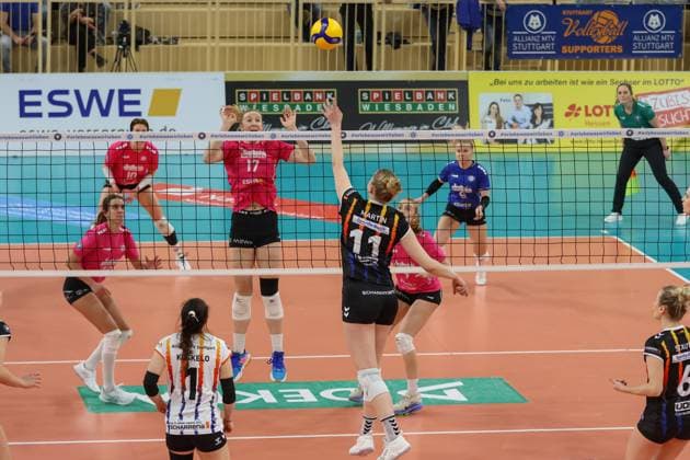 Wiesbaden, Germany February 12, 2025 1 VBL Women 2024 2025 VC Wiesbaden vs Allianz MTV Stuttgart Pictured Rachel Gomez VC Wiesbaden, 17 , Pauline Martin Allianz MTV Stuttgart, 11 , Halle am Platz der deutschen Ein Berlin Copyright: xFotostandx xUlrichxScherbaumx