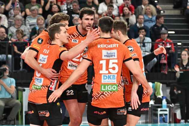GER CEV Champions League, SVG Lueneburg vs Berlin Recycling Volleys 12 02 2025, LKH Arena, Lueneburg, GER CEV Champions League, SVG Lueneburg vs Berlin Recycling Volleys in the picture the Berlin team cheers nordphotoxGmbH xWitke nph00002