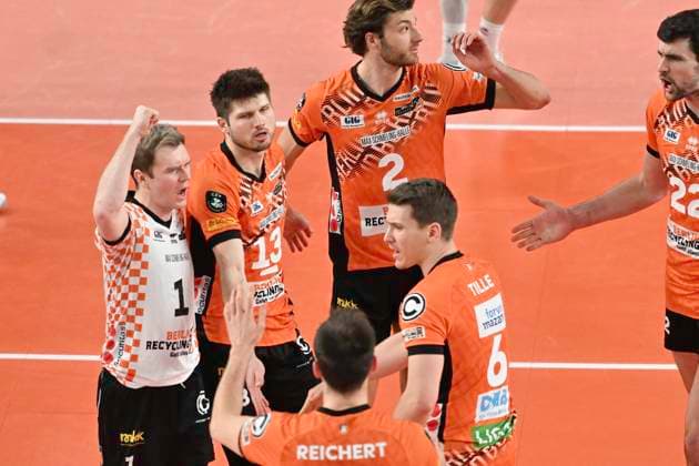 GER CEV Champions League, SVG Lueneburg vs Berlin Recycling Volleys 12 02 2025, LKH Arena, Lueneburg, GER CEV Champions League, SVG Lueneburg vs Berlin Recycling Volleys in the picture the Berlin team cheers nordphotoxGmbH xWitke nph00002