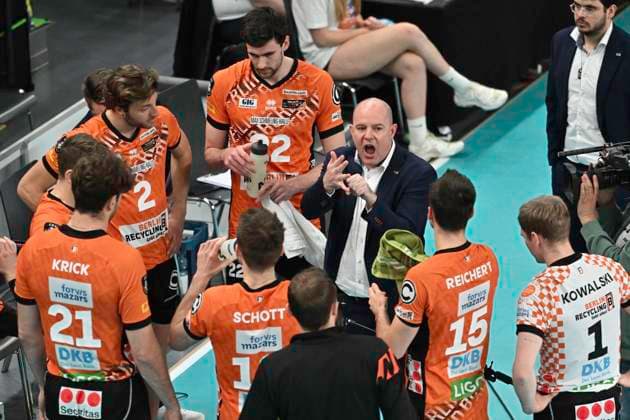 GER CEV Champions League, SVG Lueneburg vs Berlin Recycling Volleys 12 02 2025, LKH Arena, Lueneburg, GER CEV Champions League, SVG Lueneburg vs Berlin Recycling Volleys in the picture Coach Joel Gregory Banks Berlin talks to his team nordphotoxGmbH xWitke nph00002