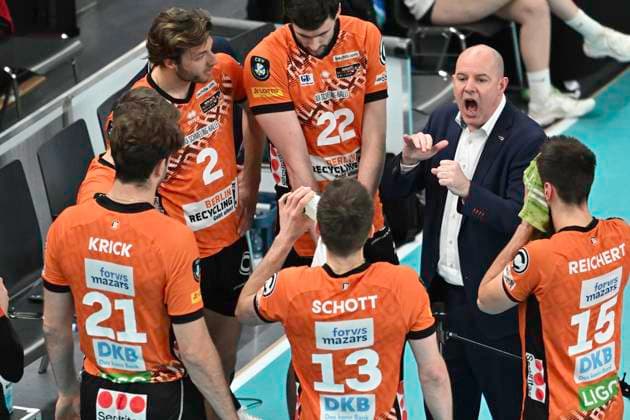 GER CEV Champions League, SVG Lueneburg vs Berlin Recycling Volleys 12 02 2025, LKH Arena, Lueneburg, GER CEV Champions League, SVG Lueneburg vs Berlin Recycling Volleys in the picture Coach Joel Gregory Banks Berlin talks to his team nordphotoxGmbH xWitke nph00002