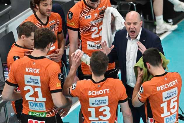 GER CEV Champions League, SVG Lueneburg vs Berlin Recycling Volleys 12 02 2025, LKH Arena, Lueneburg, GER CEV Champions League, SVG Lueneburg vs Berlin Recycling Volleys in the picture Coach Joel Gregory Banks Berlin talks to his team nordphotoxGmbH xWitke nph00002