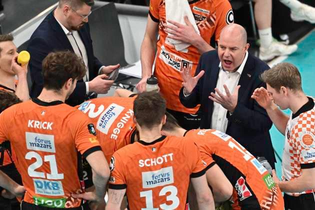 GER CEV Champions League, SVG Lueneburg vs Berlin Recycling Volleys 12 02 2025, LKH Arena, Lueneburg, GER CEV Champions League, SVG Lueneburg vs Berlin Recycling Volleys in the picture Coach Joel Gregory Banks Berlin talks to his team nordphotoxGmbH xWitke nph00002
