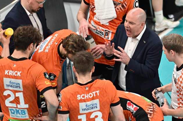 GER CEV Champions League, SVG Lueneburg vs Berlin Recycling Volleys 12 02 2025, LKH Arena, Lueneburg, GER CEV Champions League, SVG Lueneburg vs Berlin Recycling Volleys in the picture Coach Joel Gregory Banks Berlin talks to his team nordphotoxGmbH xWitke nph00002