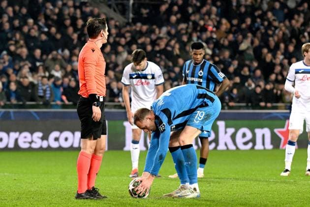 BRUGGE - (l-r) Referee Umut Meler, Gustaf Nilsson or Club Brugge KV during the UEFA Champions League playoff match between Club Brugge and Atalanta BC at the Jan Breydel Stadium on Feb. 12, 2025 in Bruges, Belgium. ANP Hollandse Hoogte UEFA Champions League 2024 25 League Knockout Play-off First Leg 2024 25 xVIxANPxSportx xGerritxvanxKeulenxIVx 519816959 originalFilename: 519816959.jpg