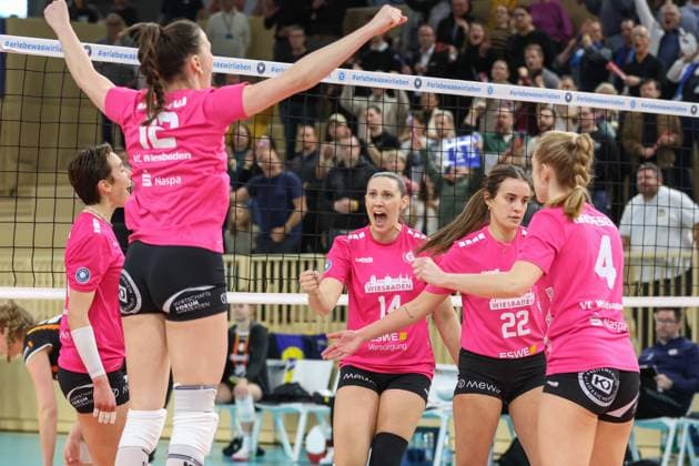 Wiesbaden, Germany February 12, 2025 1 VBL Women 2024 2025 VC Wiesbaden vs Allianz MTV Stuttgart In the picture the players of VC Wiesbaden, winning the 2nd set, cheering, hall at the Platz der deutschen Ein Berlin Copyright: xFotostandx xUlrichxScherbaumx