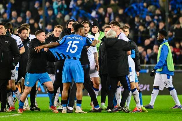Club Brugge v Atalanta - UEFA Champions League BRUGGE, BELGIUM - FEBRUARY 12 : Onyedika Raphael midfielder of Club Brugge arguing with a player of Atalanta after the game during the UEFA Champions League 2024 25 knockout phase play-off match first round between Club Brugge and Atalanta on February 12, 2025 in Brugge, Belgium, 12 02 2025 Brugge Belgium  Copyright: xPeterxDexVoechtx