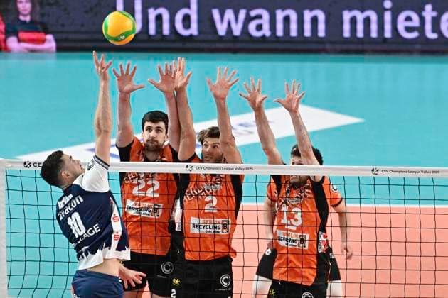GER CEV Champions League, SVG Lueneburg vs Berlin Recycling Volleys 12 02 2025, LKH Arena, Lueneburg, GER CEV Champions League, SVG Lueneburg vs Berlin Recycling Volleys in the picture Lorenz Karlitzek Lueneburg 10 tries to assert himself against Jake Hanes Berlin 22 , Matthew Knigge Berlin 02 and Ruben Schott Berlin 13 nordphotoxGmbH xWitke nph00002
