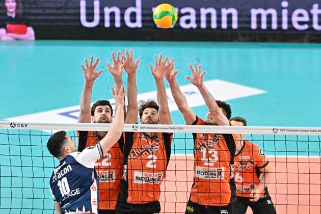 GER CEV Champions League, SVG Lueneburg vs Berlin Recycling Volleys 12 02 2025, LKH Arena, Lueneburg, GER CEV Champions League, SVG Lueneburg vs Berlin Recycling Volleys in the picture Lorenz Karlitzek Lueneburg 10 tries to assert himself against Jake Hanes Berlin 22 , Matthew Knigge Berlin 02 and Ruben Schott Berlin 13 nordphotoxGmbH xWitke nph00002
