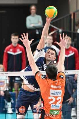 GER CEV Champions League, SVG Lueneburg vs Berlin Recycling Volleys 12 02 2025, LKH Arena, Lueneburg, GER CEV Champions League, SVG Lueneburg vs Berlin Recycling Volleys in the picture Lorenz Karlitzek Lueneburg 10 tries to assert himself against Jake Hanes Berlin 22 nordphotoxGmbH xWitke nph00002