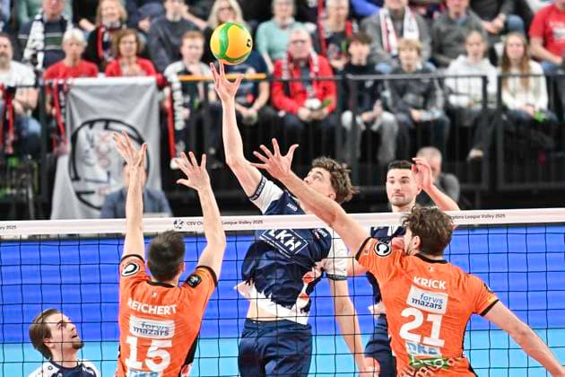 GER CEV Champions League, SVG Lueneburg vs Berlin Recycling Volleys 12 02 2025, LKH Arena, Lueneburg, GER CEV Champions League, SVG Lueneburg vs Berlin Recycling Volleys in the picture Joscha Kunstmann Lueneburg 07 tries to assert himself against Moritz Reichert Berlin 15 and Tobias Krick Berlin 21 nordphotoxGmbH xWitke nph00002