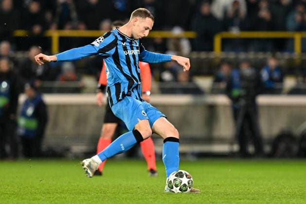 250212 Champions League Knock Out Club Brugge vs Atalanta Gustaf Nilsson (19) of Club Brugge scores the 2-1 goal on penalty during a soccer game between Belgian Club Brugge KV and Italian Atalanta Bergamo in the UEFA Champions League Knockout phase play-offs leg 1 of the 2024-25 season, on Wednesday 12 February 2025 in Brugge , Belgium . photo Isosport David Catry Brugge Belgium  Copyright: xDavidxCatryx 20250212DC2_2415