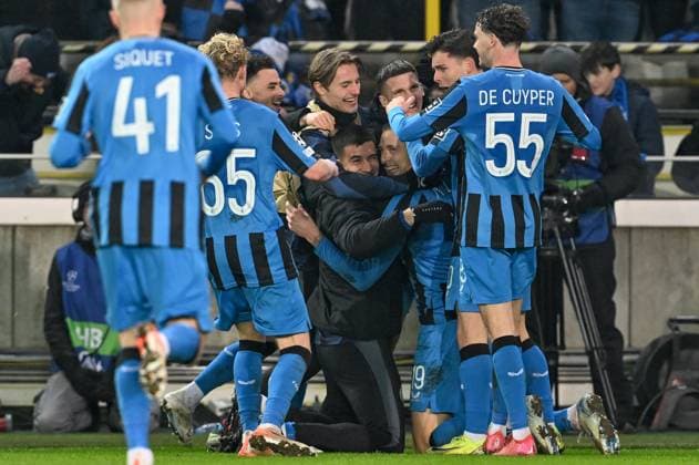 250212 Champions League Knock Out Club Brugge vs Atalanta Gustaf Nilsson (19) of Club Brugge celebrates with his teammates after scoring the 2-1 goal on penalty during a soccer game between Belgian Club Brugge KV and Italian Atalanta Bergamo in the UEFA Champions League Knockout phase play-offs leg 1 of the 2024-25 season, on Wednesday 12 February 2025 in Brugge , Belgium . photo Isosport David Catry Brugge Belgium  Copyright: xDavidxCatryx 20250212DC2_2547