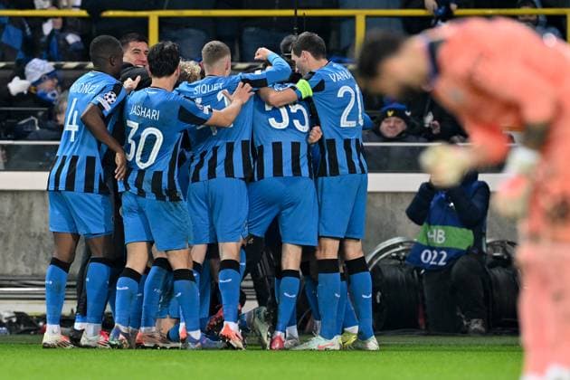250212 Champions League Knock Out Club Brugge vs Atalanta Gustaf Nilsson (19) of Club Brugge celebrates with his teammates after scoring the 2-1 goal on penalty during a soccer game between Belgian Club Brugge KV and Italian Atalanta Bergamo in the UEFA Champions League Knockout phase play-offs leg 1 of the 2024-25 season, on Wednesday 12 February 2025 in Brugge , Belgium . photo Isosport David Catry Brugge Belgium  Copyright: xDavidxCatryx 20250212DC2_2597