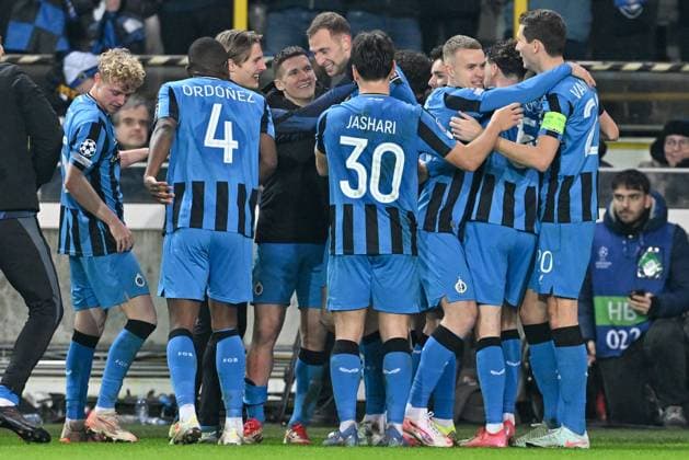 250212 Champions League Knock Out Club Brugge vs Atalanta Gustaf Nilsson (19) of Club Brugge celebrates with his teammates after scoring the 2-1 goal on penalty during a soccer game between Belgian Club Brugge KV and Italian Atalanta Bergamo in the UEFA Champions League Knockout phase play-offs leg 1 of the 2024-25 season, on Wednesday 12 February 2025 in Brugge , Belgium . photo Isosport David Catry Brugge Belgium  Copyright: xDavidxCatryx 20250212DC2_2629