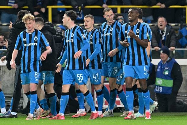 250212 Champions League Knock Out Club Brugge vs Atalanta Gustaf Nilsson (19) of Club Brugge celebrates with his teammates after scoring the 2-1 goal on penalty during a soccer game between Belgian Club Brugge KV and Italian Atalanta Bergamo in the UEFA Champions League Knockout phase play-offs leg 1 of the 2024-25 season, on Wednesday 12 February 2025 in Brugge , Belgium . photo Isosport David Catry Brugge Belgium  Copyright: xDavidxCatryx 20250212DC2_2666
