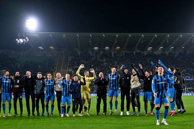 250212 Champions League Knock Out Club Brugge vs Atalanta Chemsdine Talbi (68) of Club Brugge and his teammates celebrate after winning a soccer game between Belgian Club Brugge KV and Italian Atalanta Bergamo in the UEFA Champions League Knockout phase play-offs leg 1 of the 2024-25 season, on Wednesday 12 February 2025 in Brugge , Belgium . photo Isosport David Catry Brugge Belgium  Copyright: xDavidxCatryx 20250212DC2_3603