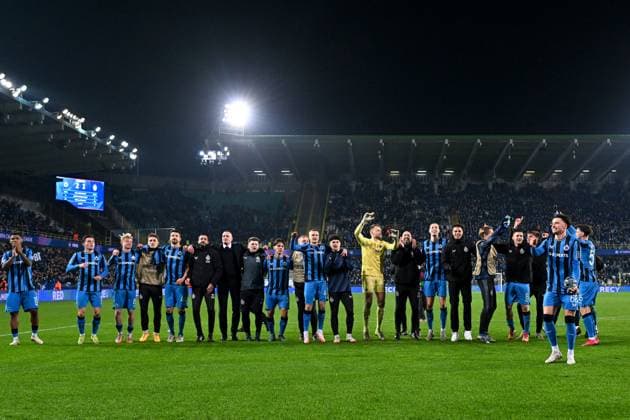 250212 Champions League Knock Out Club Brugge vs Atalanta Chemsdine Talbi (68) of Club Brugge and his teammates celebrate after winning a soccer game between Belgian Club Brugge KV and Italian Atalanta Bergamo in the UEFA Champions League Knockout phase play-offs leg 1 of the 2024-25 season, on Wednesday 12 February 2025 in Brugge , Belgium . photo Isosport David Catry Brugge Belgium  Copyright: xDavidxCatryx 20250212DC2_3629