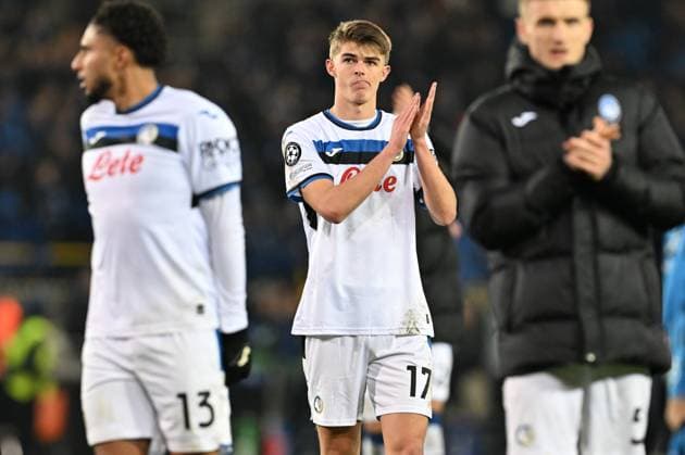 250212 Champions League Knock Out Club Brugge vs Atalanta Charles De Ketelaere (17) of Atalanta thanking the fans and supporters after a soccer game between Belgian Club Brugge KV and Italian Atalanta Bergamo in the UEFA Champions League Knockout phase play-offs leg 1 of the 2024-25 season, on Wednesday 12 February 2025 in Brugge , Belgium . photo Isosport David Catry Brugge Belgium  Copyright: xDavidxCatryx 20250212DC2_3162
