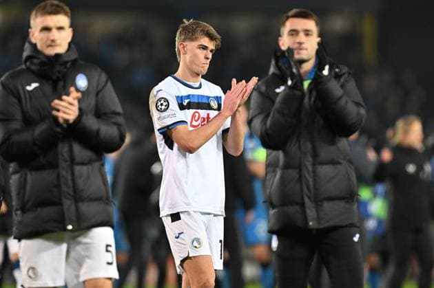 250212 Champions League Knock Out Club Brugge vs Atalanta Charles De Ketelaere (17) of Atalanta thanking the fans and supporters after a soccer game between Belgian Club Brugge KV and Italian Atalanta Bergamo in the UEFA Champions League Knockout phase play-offs leg 1 of the 2024-25 season, on Wednesday 12 February 2025 in Brugge , Belgium . photo Isosport David Catry Brugge Belgium  Copyright: xDavidxCatryx 20250212DC2_3201