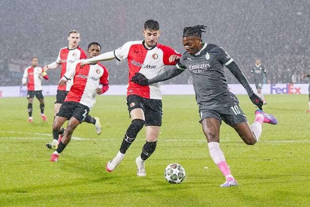 ROTTERDAM, 12-02-2025 , Stadium Feijenoord de Kuip , UEFA Champions League Knockout phase play-offs season 2024 2025 , match between Feyenoord and AC Milan , Feyenoord player Jakub Moder and AC Milan player Rafael Leao Feyenoord - AC Milan  x27829466x Copyright: