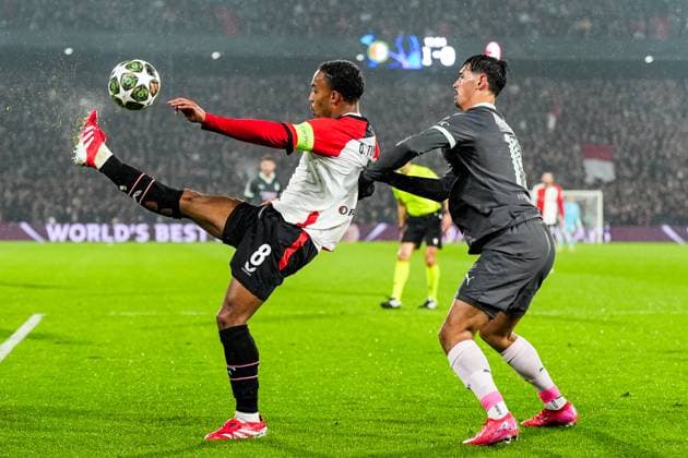 UEFA Champions League: Feyenoord v AC Milan Rotterdam - Quinten Timber of Feyenoord, Tijjani Reijnders of AC Milan during the 1st leg of the knockout phase play-offs of new format of the Champions League 2024 2025. The match is set between Feyenoord and AC Milan at Stadion Feijenoord De Kuip on 12 February 2025 in Rotterdam, The Netherlands. Copyright: xTomxBodex