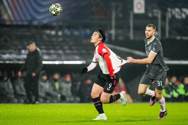 UEFA Champions League: Feyenoord v AC Milan Rotterdam - Ayase Ueda of Feyenoord, Strahinja Pavlovic of AC Milan during the 1st leg of the knockout phase play-offs of new format of the Champions League 2024 2025. The match is set between Feyenoord and AC Milan at Stadion Feijenoord De Kuip on 12 February 2025 in Rotterdam, The Netherlands. Copyright: xYannickxVerhoevenx