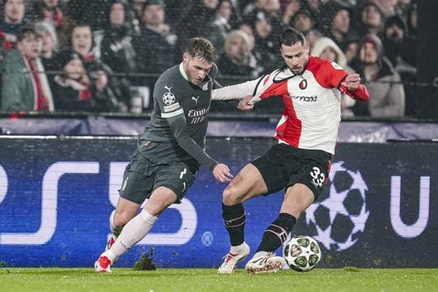 ROTTERDAM, 12-02-2025 , Stadium Feijenoord de Kuip , UEFA Champions League Knockout phase play-offs season 2024 2025 , match between Feyenoord and AC Milan , AC Milan player Santiago Gimenez and Feyenoord player David Hancko Feyenoord - AC Milan  x27830205x Copyright: